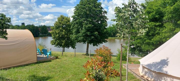 Profitez du coucher de soleil dans notre camping au bord lu lac.