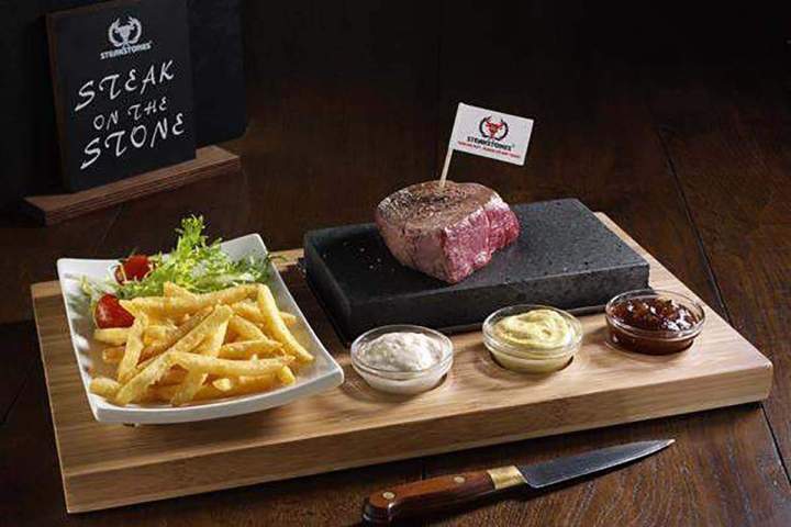 Passez de moments agréables autour d’une table bien garnie.