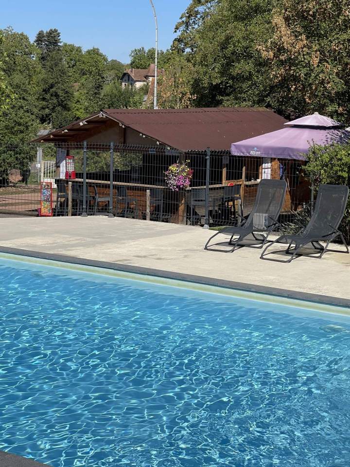 Piscine et bar