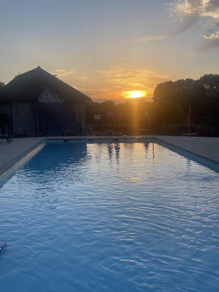 piscine coucher soleil